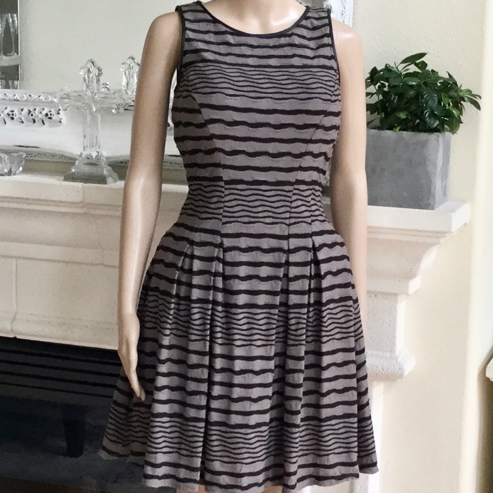 MAX STUDIO BACK ZIP PLEATED DRESS